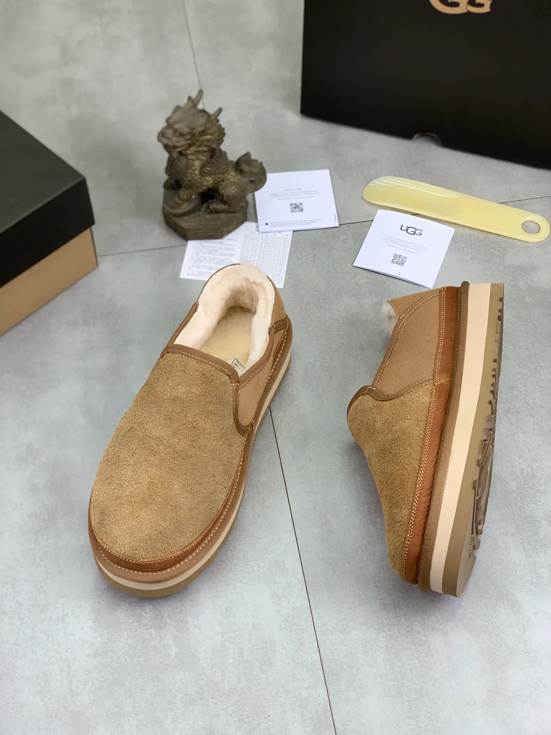 Men's men's shoes 💰P480 New top version UGG 2025 autumn and winter new high-top casual shoes new series Ansley Mules Fashionable and comfortable shallow flat slip-on casual loafers ✨ Classic suede cowhide with 10mm wool lining Insole suede collar Soft and comfortable ❤️ Decorated with UGG classic heat embossed brand logo on the back side Full texture Lightweight rubber sole Anti-slip, wear-resistant and comfortable Color: Black Brown Size: 39-45